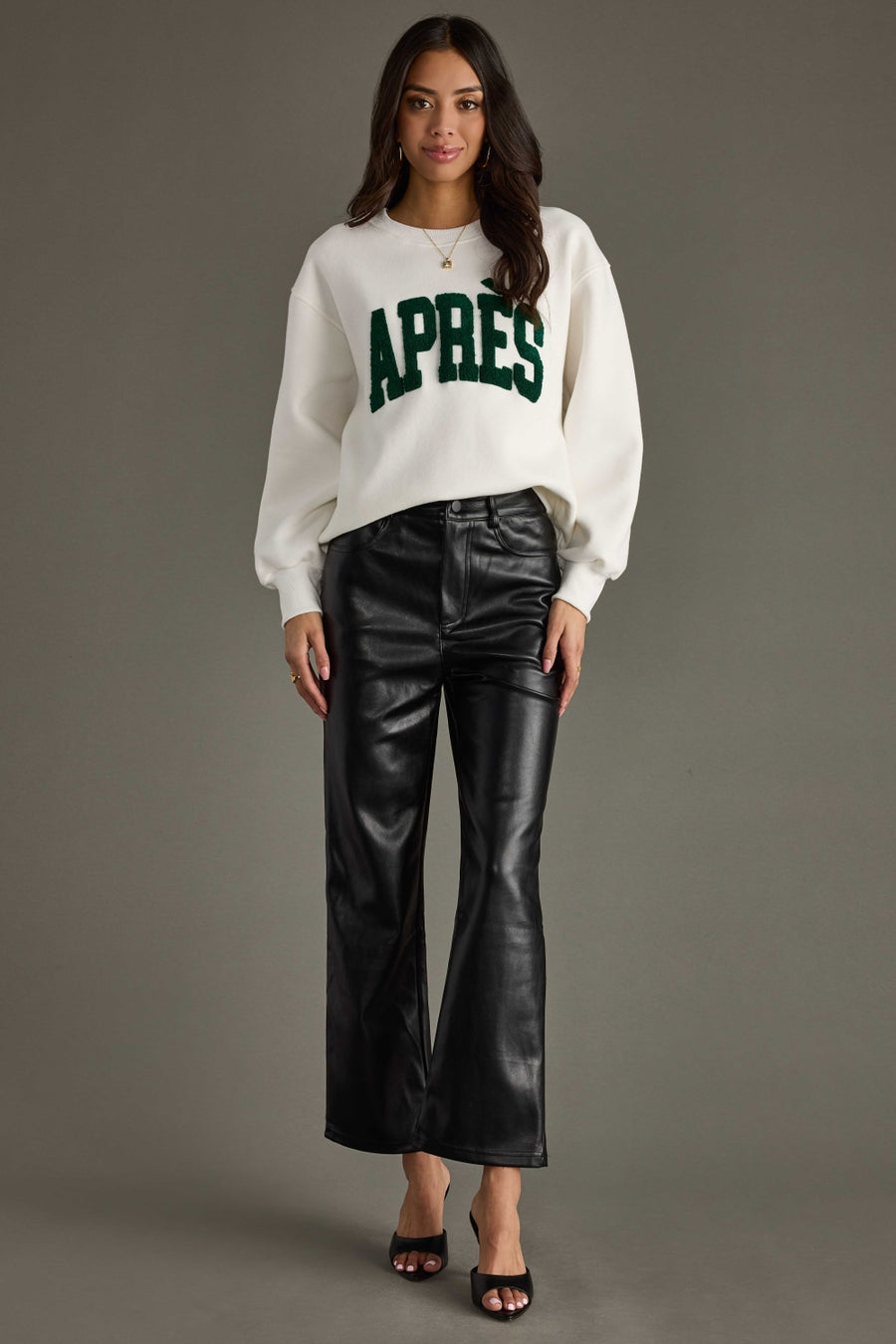 white apres sweatshirt, apres sweatshirt, white sweatshirt, oversized sweatshirt, women's sweatshirt, ski trip