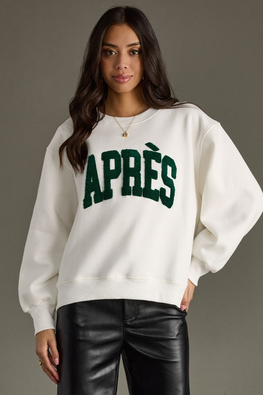 white apres sweatshirt, apres sweatshirt, white sweatshirt, oversized sweatshirt, women's sweatshirt, ski trip