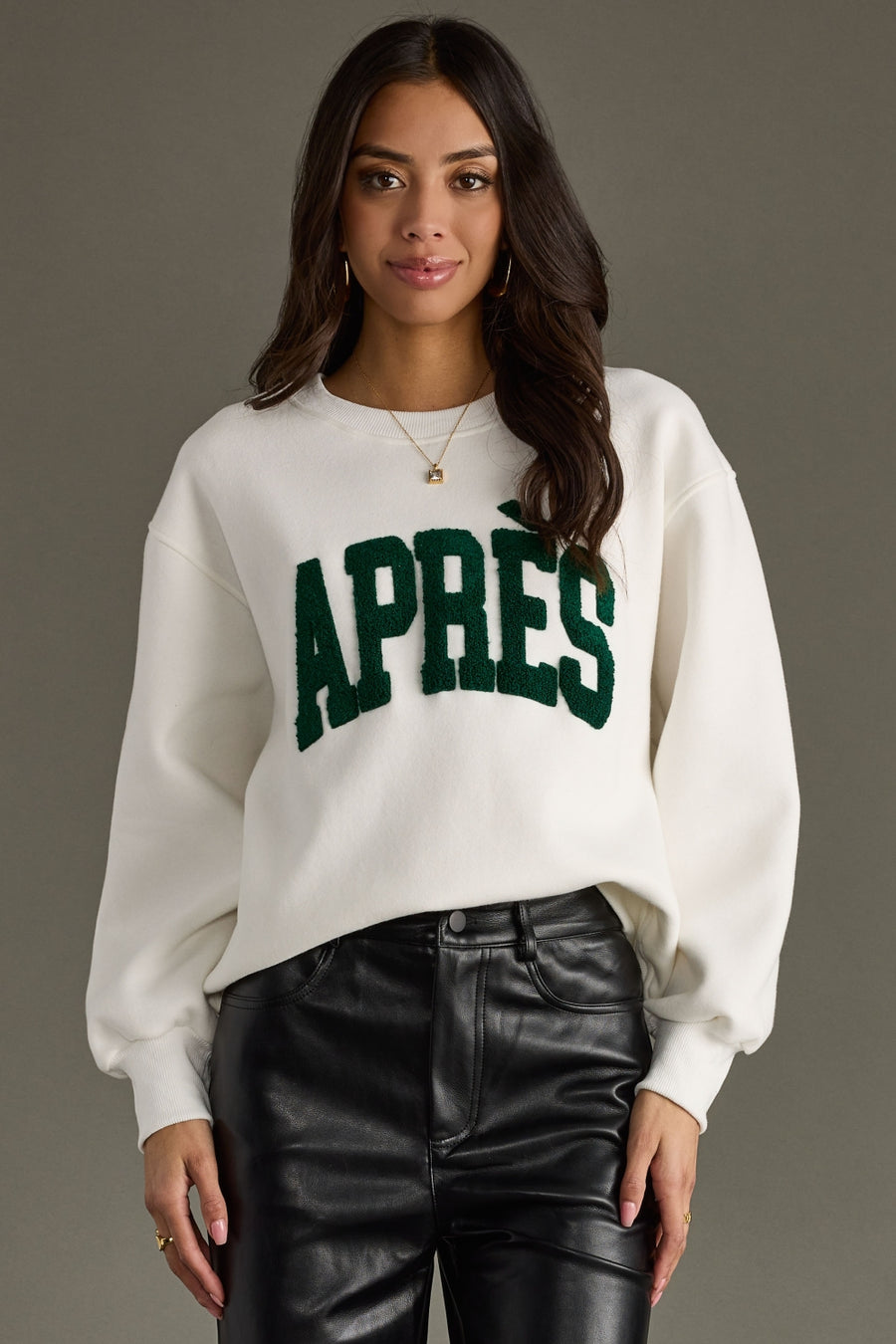 white apres sweatshirt, apres sweatshirt, white sweatshirt, oversized sweatshirt, women's sweatshirt, ski trip
