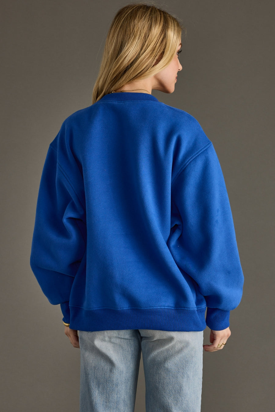 blue and green apres sweatshirt, apres sweatshirt, blue sweatshirt, oversized sweatshirt, colorful sweatshirt, women's sweatshirt, ski trip