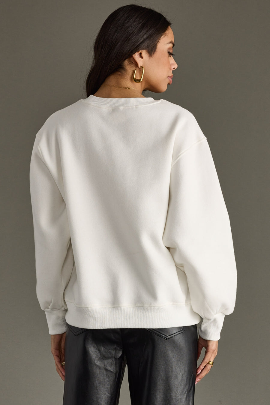 white apres sweatshirt, apres sweatshirt, white sweatshirt, oversized sweatshirt, women's sweatshirt, ski trip