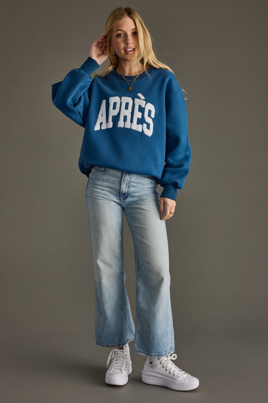 blue and white apres sweatshirt, blue oversized sweatshirt, apres sweatshirt, women's sweatshirt, winter sweatshirt, ski trip